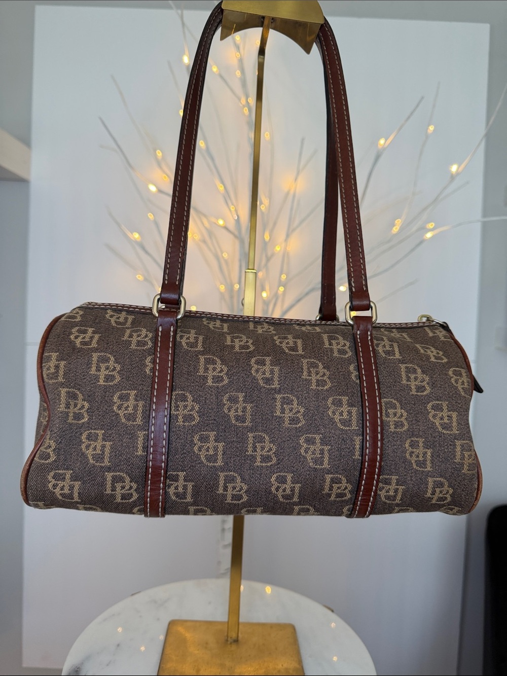 Dooney & Bourke NWOT  bag. 2 lrg inside zipper pockets/3 slots&key fob. 11 x5 - Picture 3 of 8